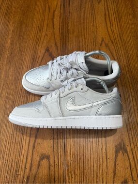 Kids Jordan 1 retro OG Metallic Silver Low-Top SneakersCZ0858-002.